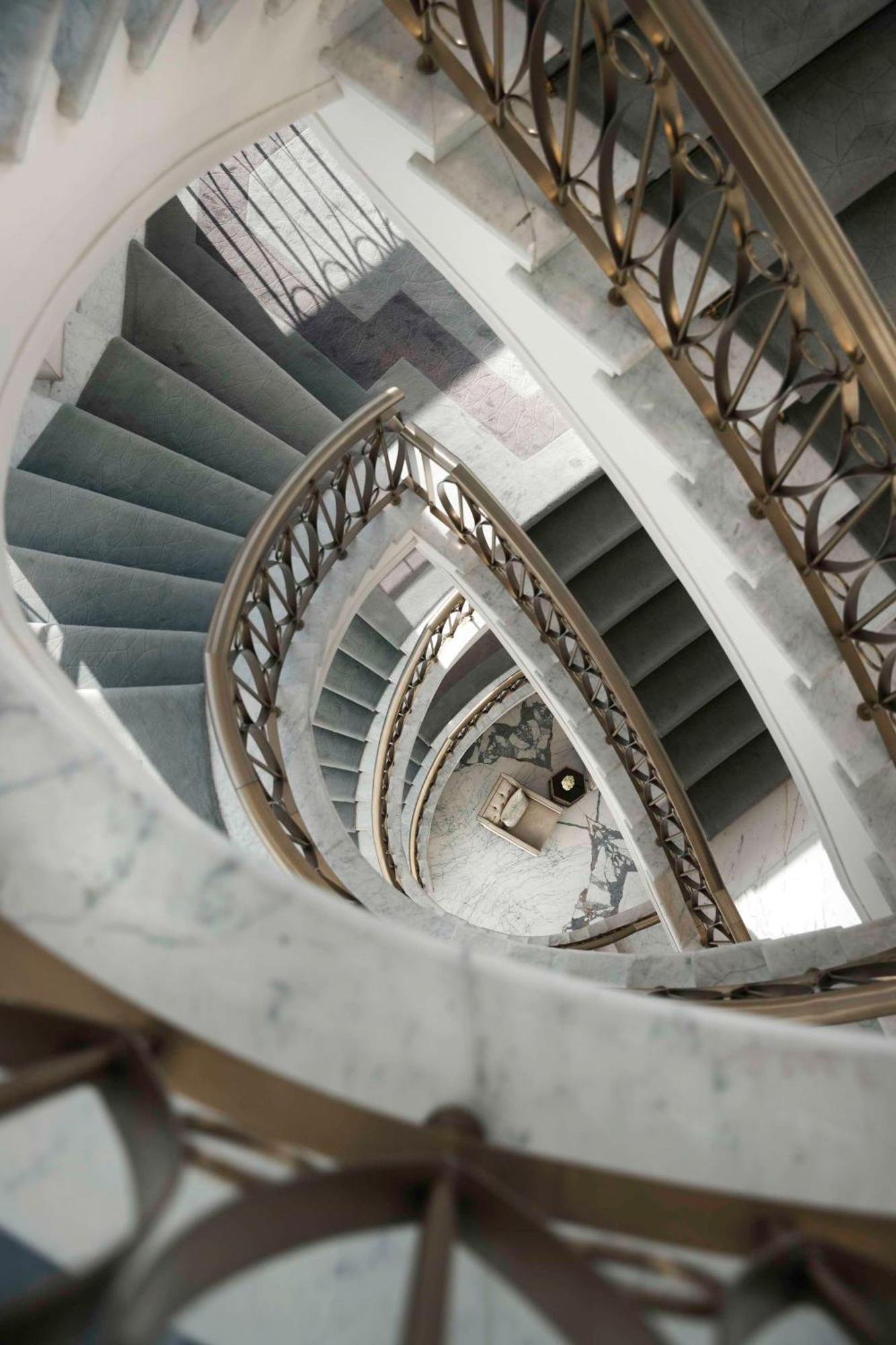 Kempinski The Boulevard Dubai Ngoại thất bức ảnh Spiral staircase